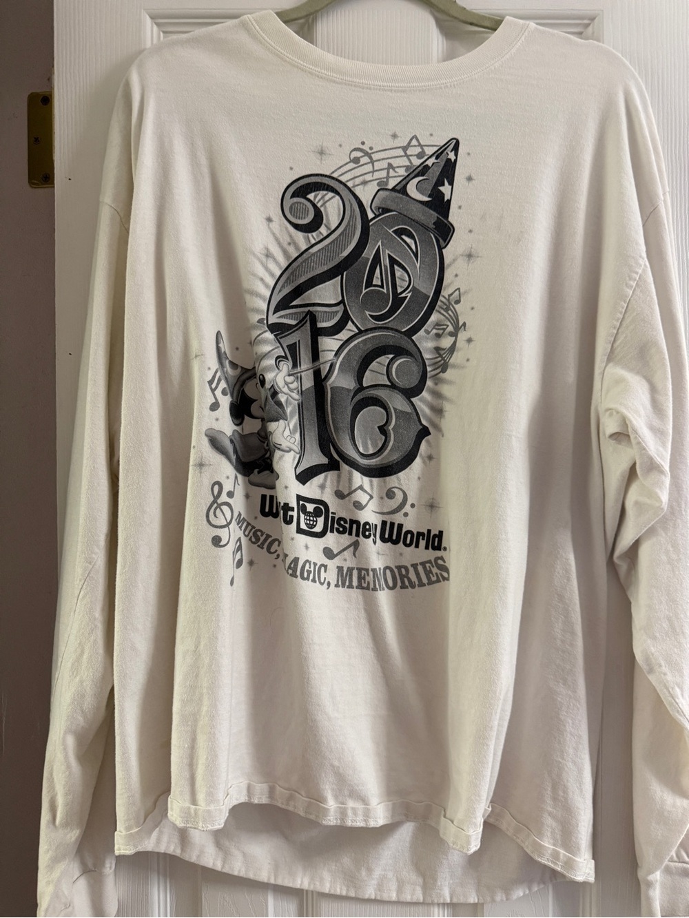 Disney White Long-Sleeve 2016 Graphic Shirt